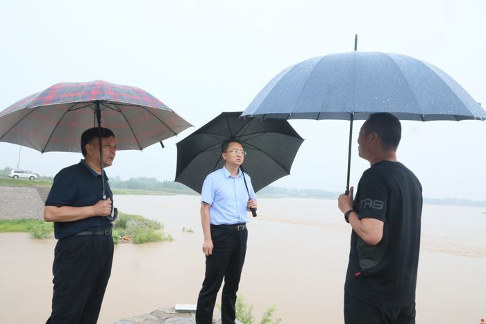 1996年以来最大洪峰入境 市应急局局长肖辉带队查看黄河防汛工作