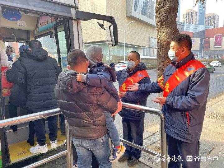 青岛今起公交车恢复收费，增加运力应对工作日客流高峰