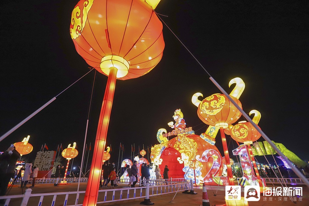 青岛：迎春花灯美轮美奂 市民观赏其乐陶陶