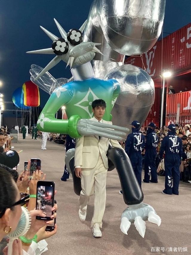 吴亦凡背两米高玩偶走秀|吴亦凡背两米高玩偶走秀是怎么回事?终于真相了,原来是这样!