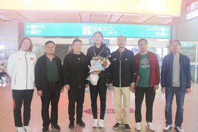 中国女排两名山东队员载誉归来！知道她们现在最想干啥吗？