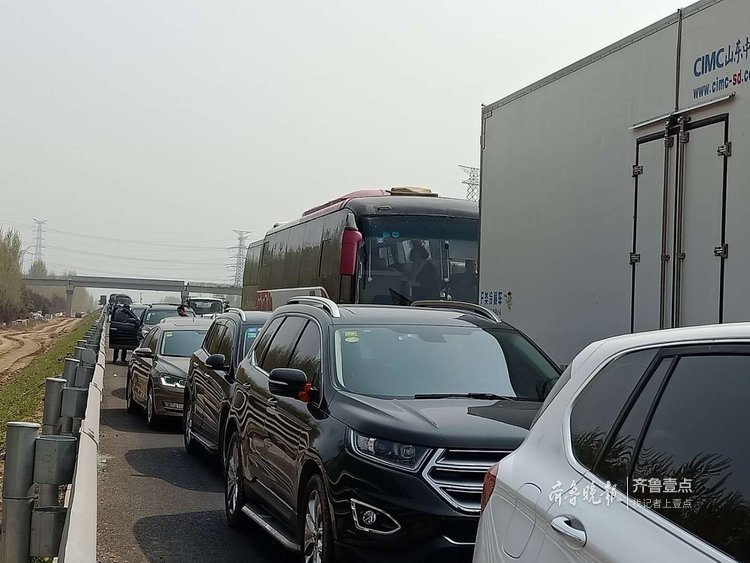 青银高速一路段发生拥堵，司机下车等待