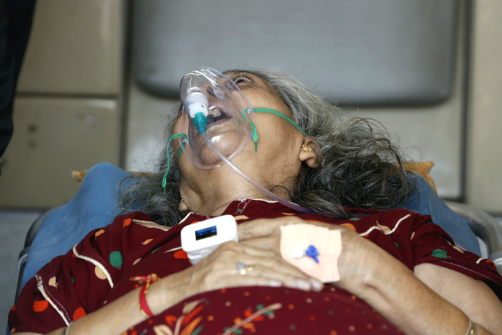 印度疫情告急！连续日增超30万例，新德里实施封锁措施，多国禁止印度旅客入境……