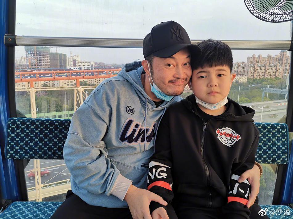 沙溢晒与安吉合照 哄娃诀窍：“从不理到互动！以德服人！”