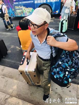 开学季少不了父亲的肩头、母亲的臂弯！记者直击山师迎新现场