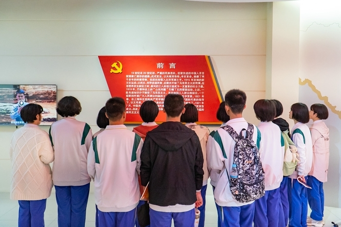 学习党史走近榜样坚定信仰济钢高中开展党史学习教育暨思政课走进社会