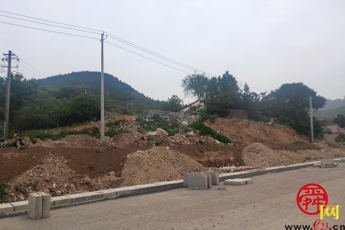 【啄木鸟在行动】大泉东崖村附近大量渣土裸露