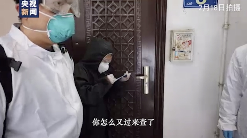 武汉Vlog丨背40斤消毒水爬9层楼 体验武汉社区网格员的一天