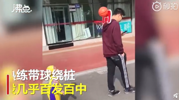 2岁萌娃成小区球王！网友：我还不如两岁的娃