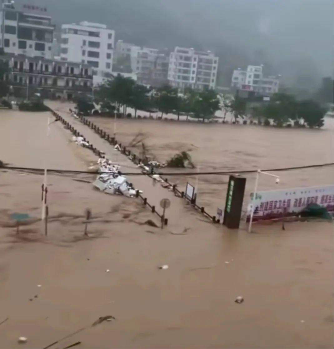 广东茂名暴雨，大坡镇信号中断