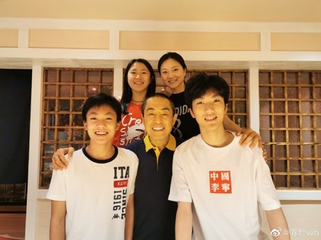 一家三口温馨同框！张艺谋妻子晒合照为大儿子庆生，20岁张壹男变帅啦