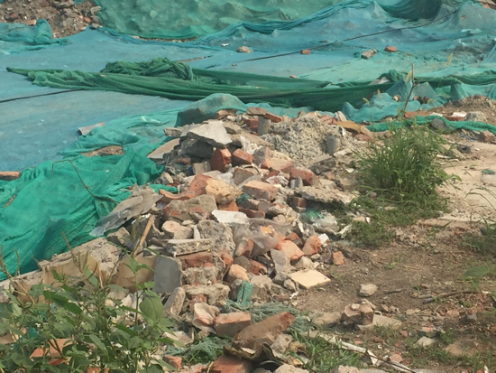 【啄木鸟在行动】水屯路与水屯北路交汇处东北角存在扬尘隐患