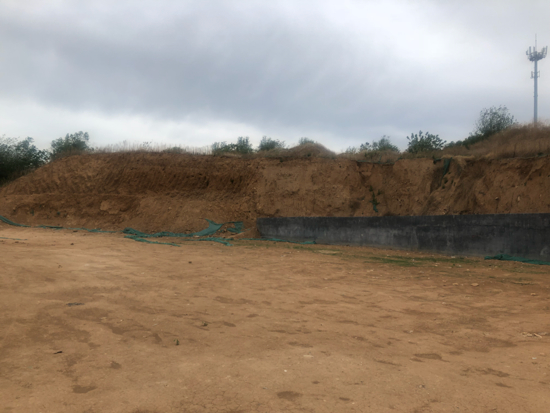 【啄木鸟在行动】奥体中路与坤顺路交叉口东侧大片山体裸露