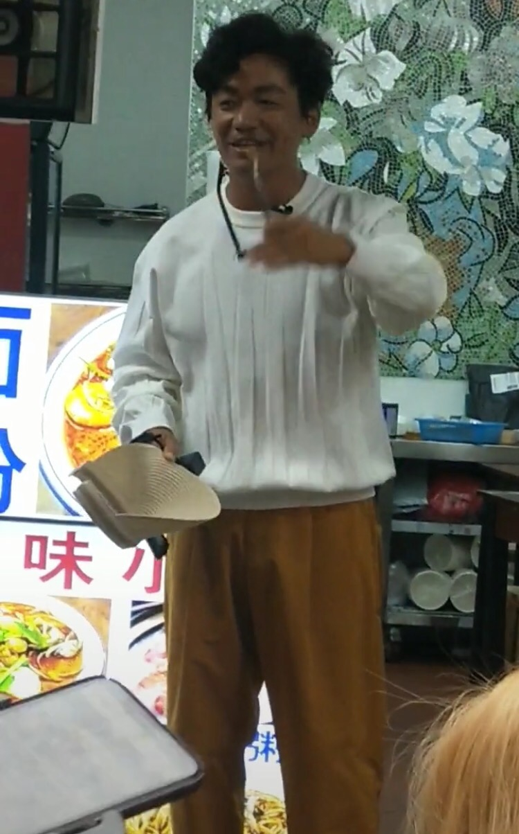 评论区炸了！王宝强现身活动人气爆棚，女主持竟撞脸马蓉