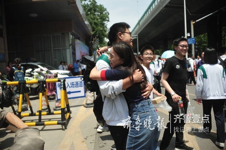 高考第1天，姐姐给弟弟一个大大的拥抱