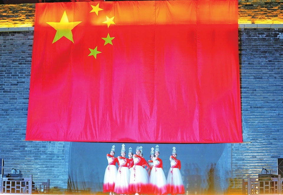 济南：国庆氛围浓 最爱中国红