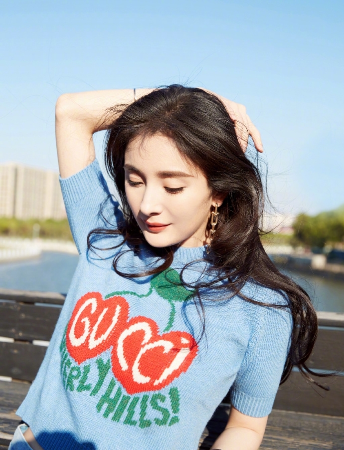 李佳琦道歉! 杨幂李佳琦直播 李佳琦紧张开黄腔怎么回事说了什么?