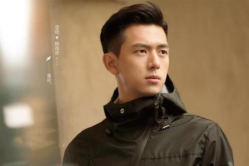 李现遭迷妹围堵场面混乱，仓皇爬上电瓶车“逃之夭夭”