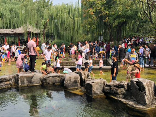 到处都是人从众 假期第二天六家重点监测景区人数破46万