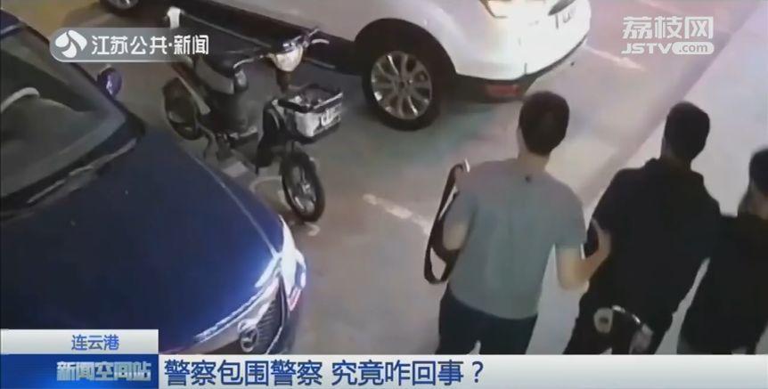 民警将嫌疑人押出银行，结果一出门却被警察包围了…