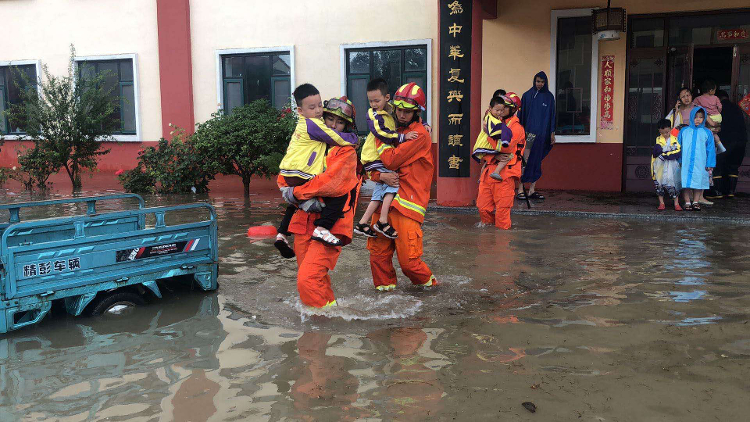 这就是山东丨台风“巴威”发威，风雨中有最坚定的守护！