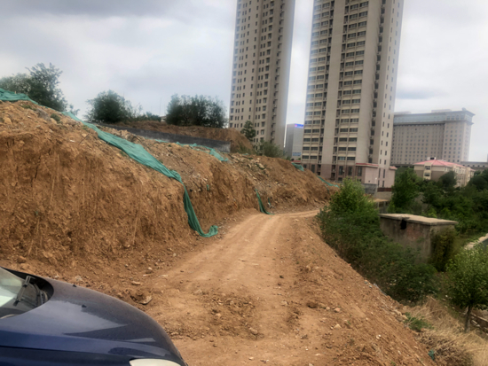 【啄木鸟在行动】奥体中路与坤顺路交叉口东侧大片山体裸露