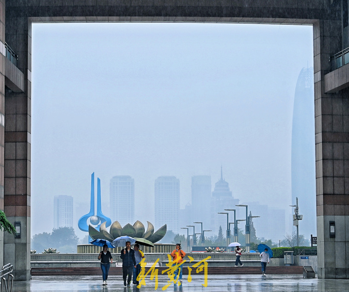 国庆假期首日泉城迎雨，游人雨中漫步泉城广场