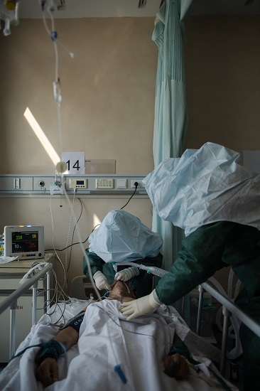 直击插管敢死队90秒：和患者口鼻相对，暴露高浓度病毒下