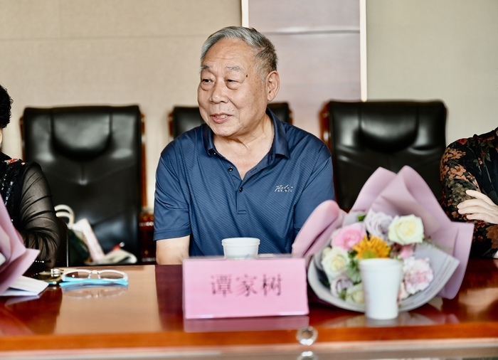 济微中学举办70周年校庆功勋教师座谈会
