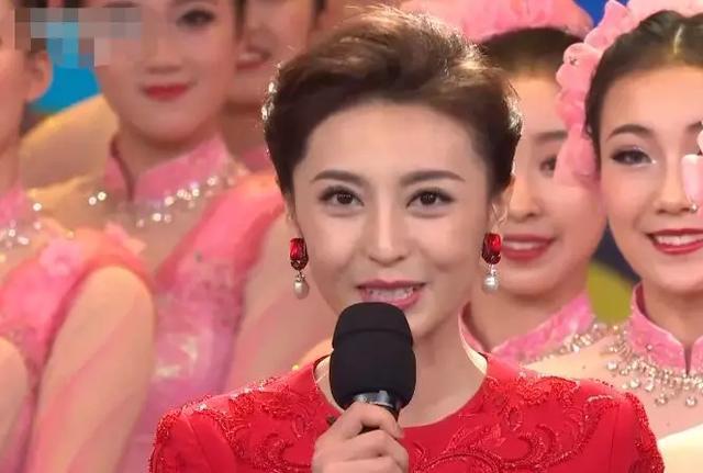 2020春晚主持人大换血阵容大胆 佟丽娅眉毛抢眼