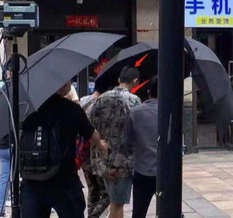 朱一龙新电影路透曝光 花衬衫配寸头造型硬朗帅气