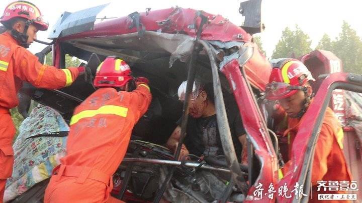济宁俩货车高速上追尾，满地黄桃和沙子，一司机被困