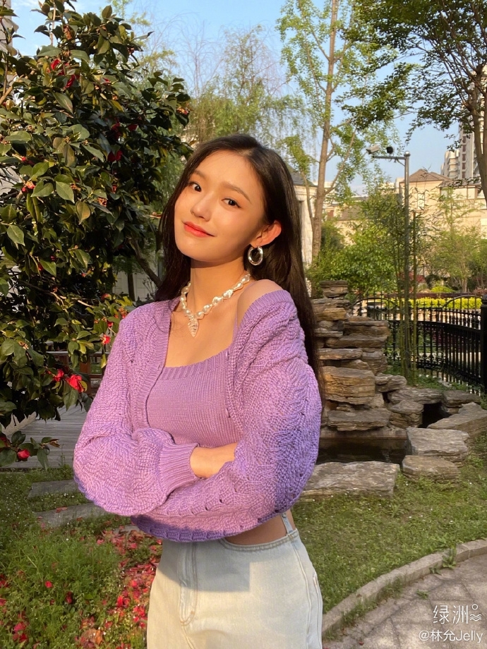 林允穿吊带背心秀马甲线对镜甜笑少女感满满