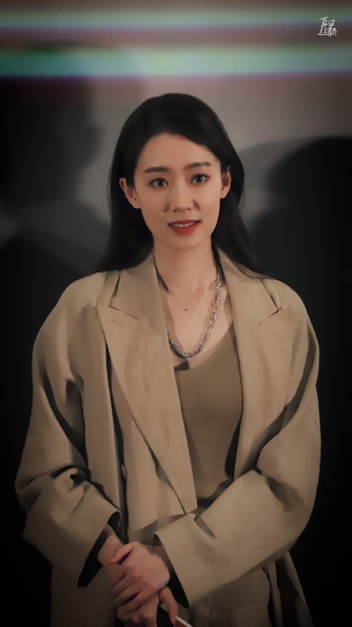 张小斐下班图好美！长发披肩温柔甜美