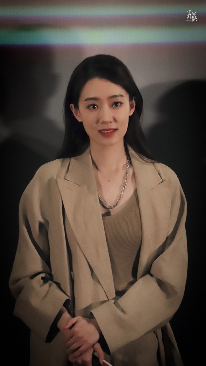 张小斐下班图好美长发披肩温柔甜美