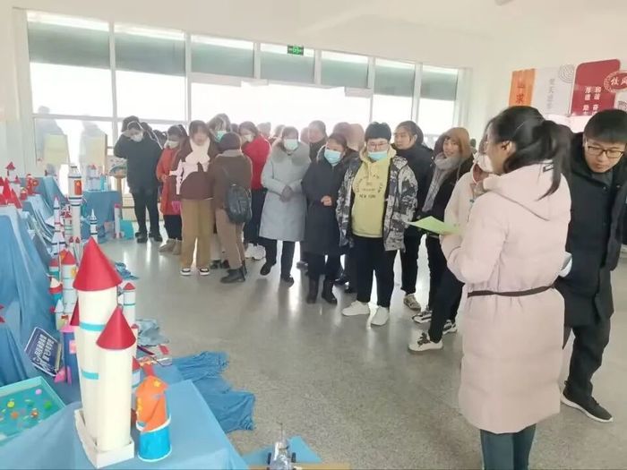 商河县孙集镇牛堡小学举办“航天科技手工制作”展示