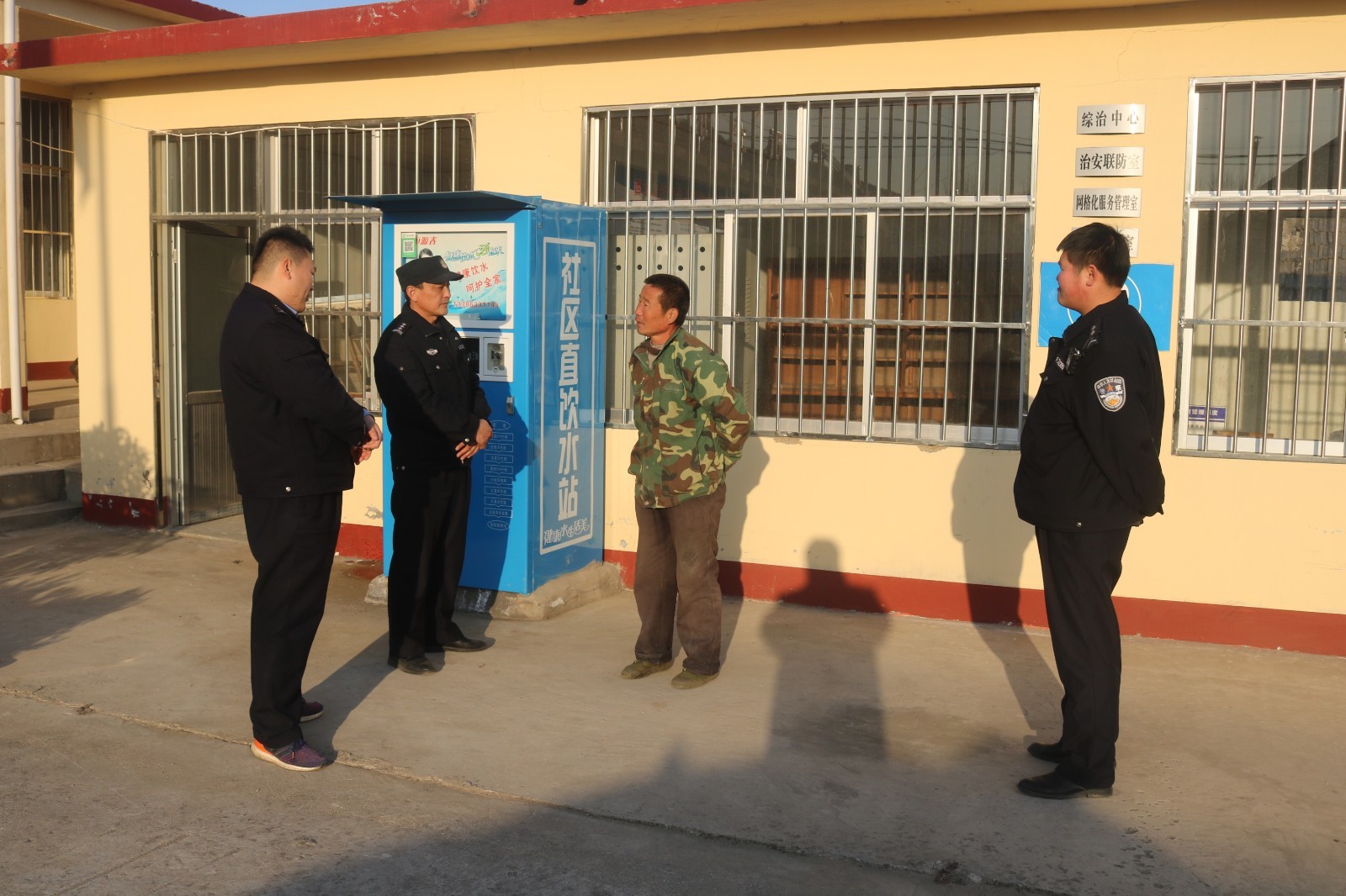 公安辅警“老费”：32年坚守换来千家万户安宁