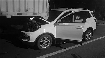 天热空调打低了犯困 女司机开轿车撞进货车“肚下”