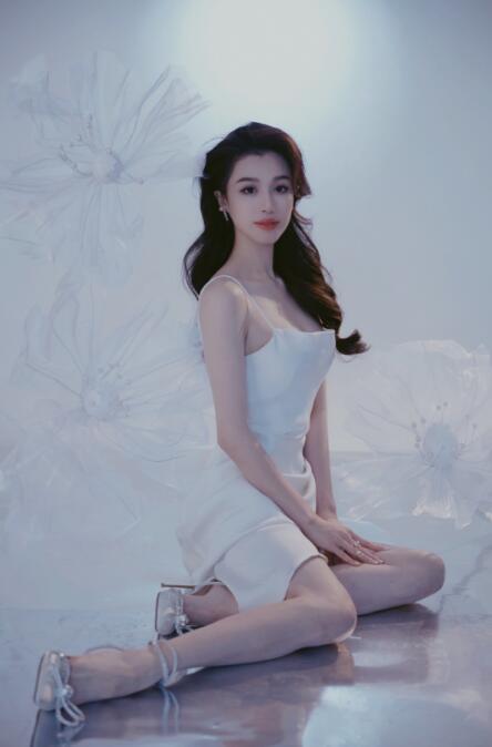 葛天新年大片曝光 白色长裙演绎优雅迷人