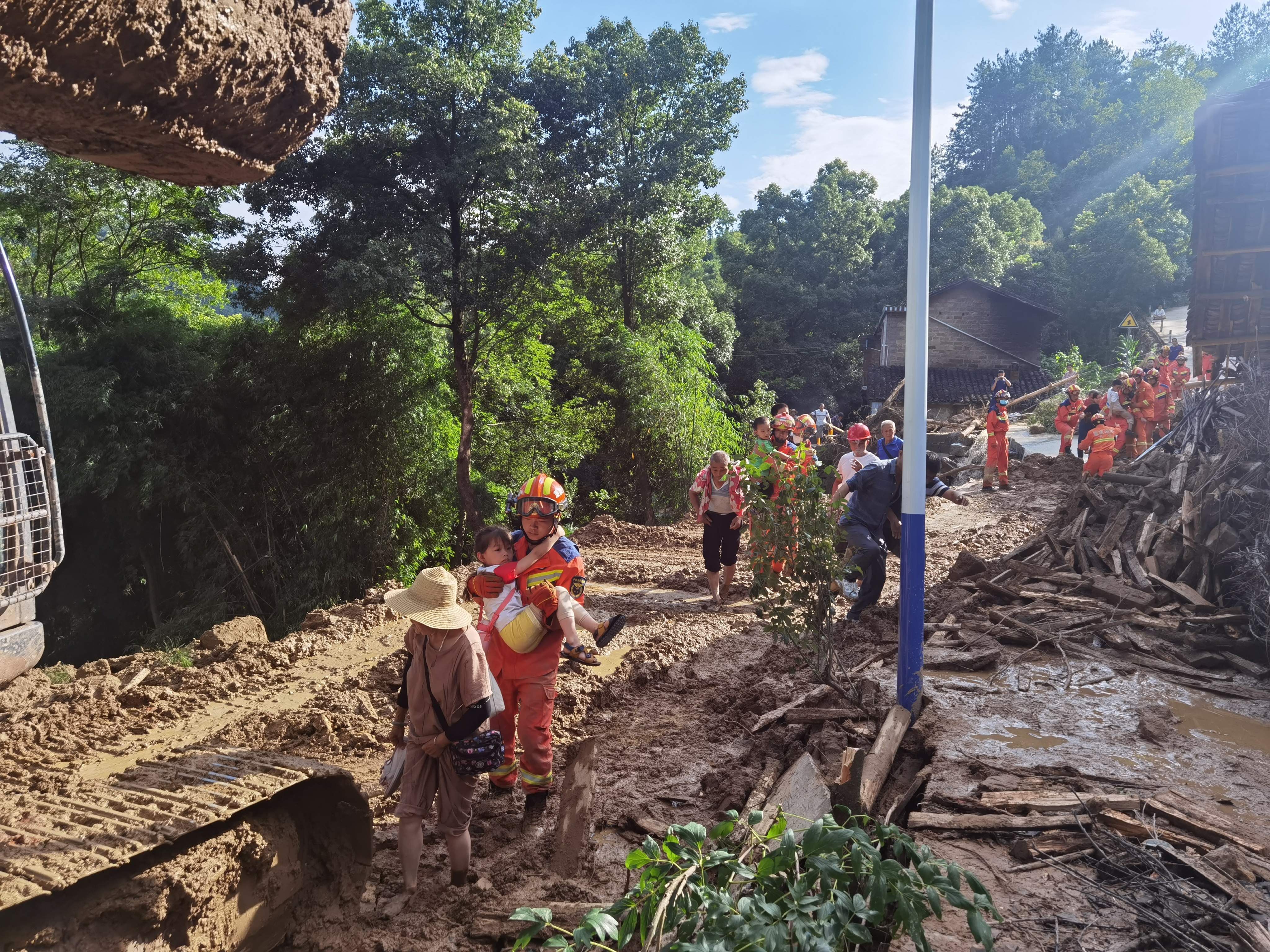 探访重庆万州长滩中学安置点：每顿三菜一汤，村民期盼重建家园