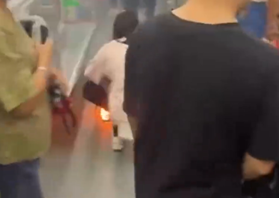 广州地铁回应“车厢冒烟起火”：系乘客充电宝所致
