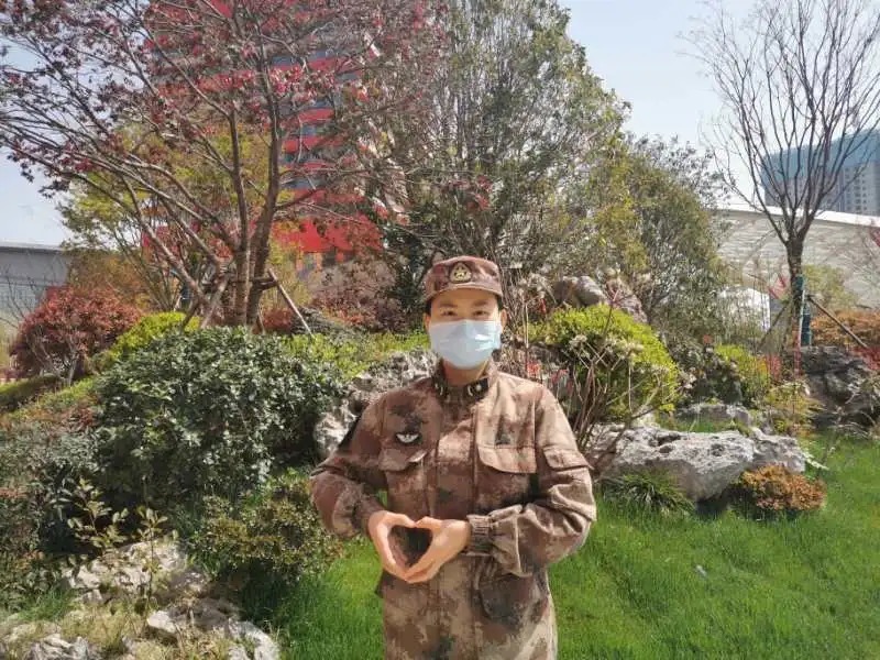 隔空照丨那个不让记者播自己姓名的90后，和妈妈同框啦！