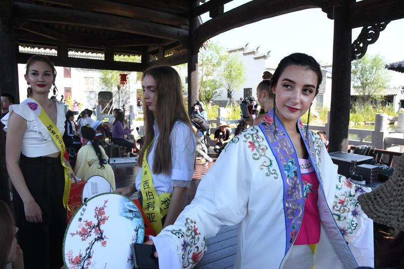 新华社镜头下的济南国庆假期：趵突泉景区游人如织