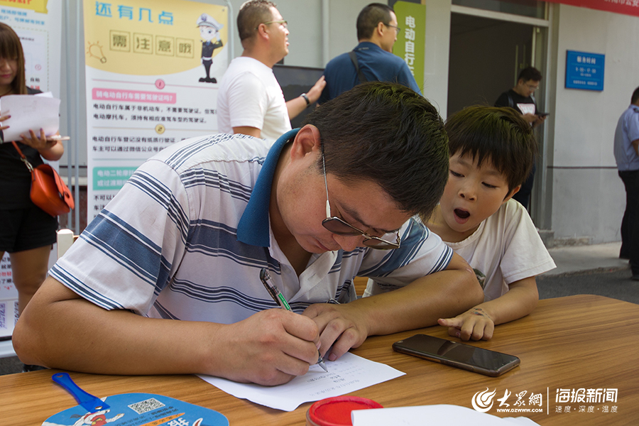 1000001！济南第一张电动车牌照今天上午挂出
