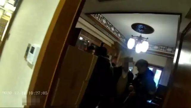 50岁女子怒砸60岁男友家 警察上门后发现屋内堆满50多箱茅台