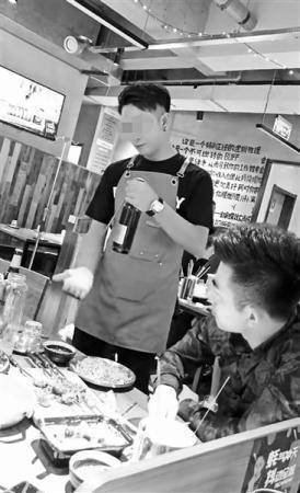 直播平台用筷子开酒瓶视频走红 跟风者模仿扎伤手掌