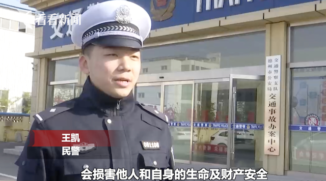 男子闹市骑马追尾轿车逃逸 民警：你这车追不上马吗？