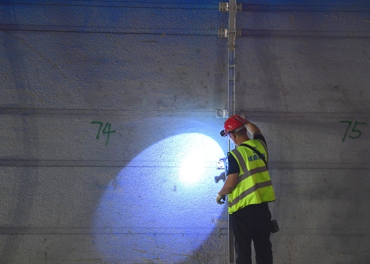 开元隧道拱顶开始大面积喷涂“泉之蓝”，济南将新添梦幻蓝隧道