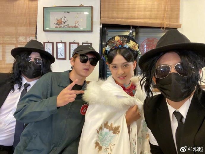 邓超|邓超晒与孙俪邓超模仿者同框照 在线提问“我是谁”