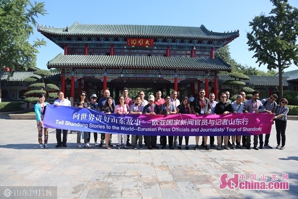 向世界讲好山东故事 外媒记者探寻大明湖畔的夏雨荷